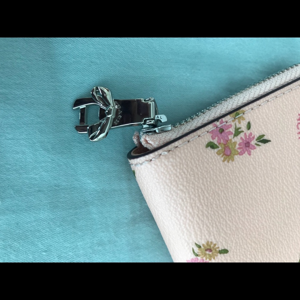 Coach Daisy Zip Wallet - Picture 2 of 4
